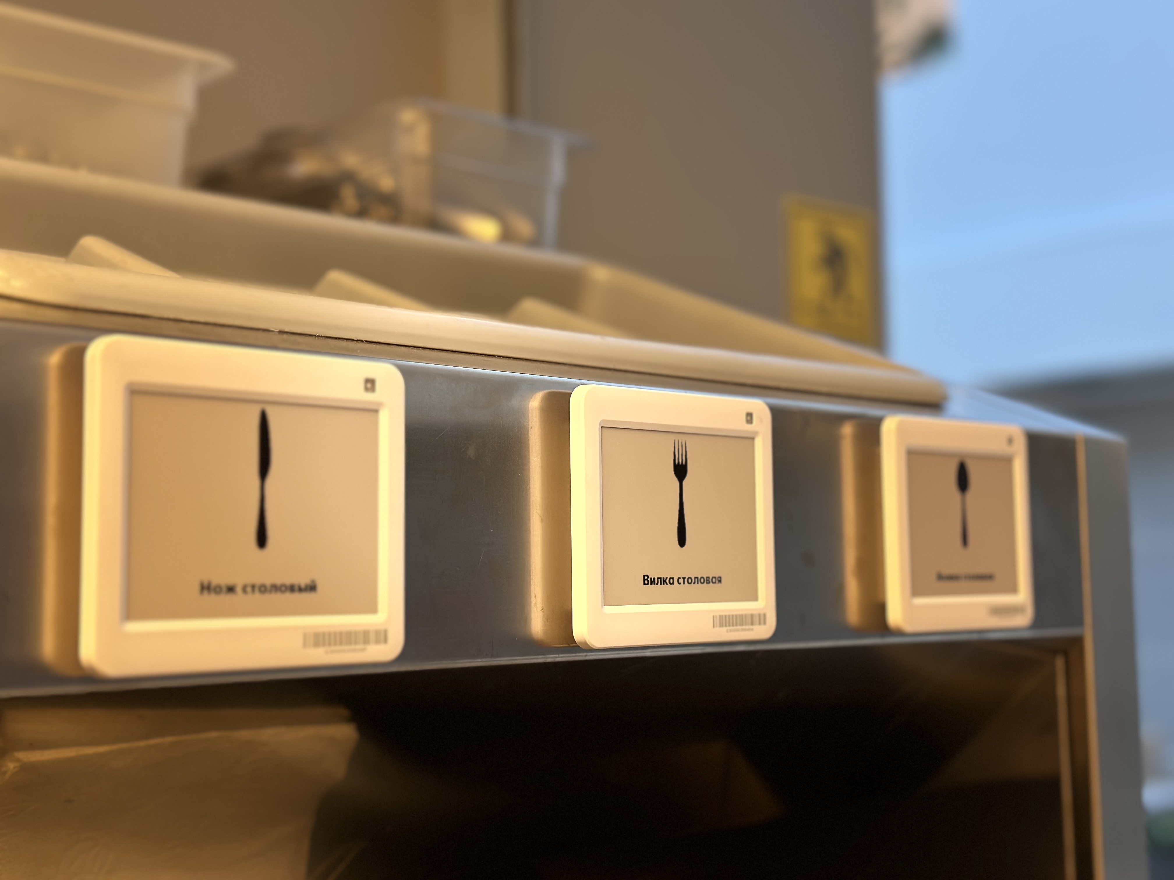 Электронные ценники на витрине магазина